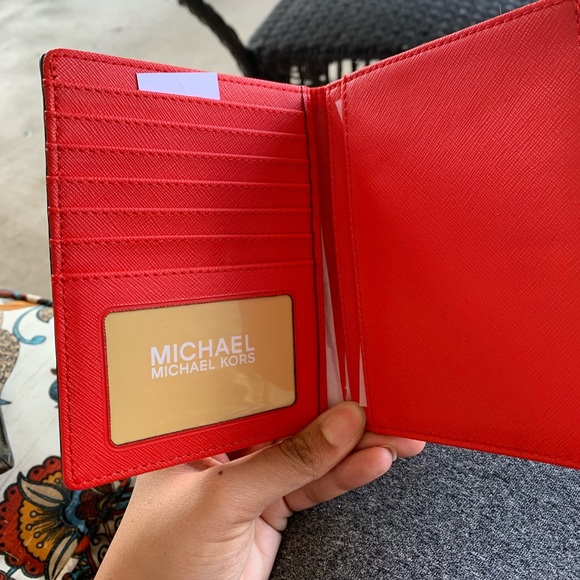 Last one 💖 new MK Passport / cards holder - Picture 2 of 2